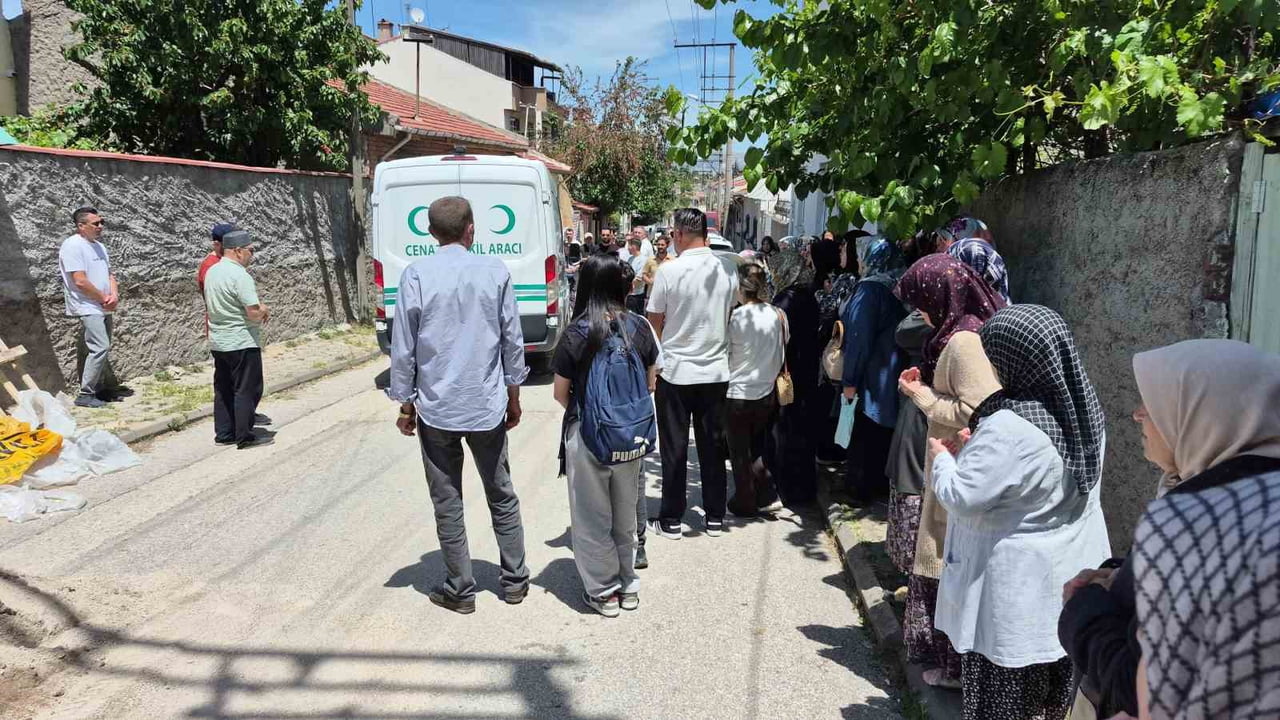 ESKİŞEHİR'DE BİR ARACIN GERİ MANEVRASI YAPTIĞI SIRADA ÇARPMASI SONUCU HAYATINI KAYBEDEN 86...