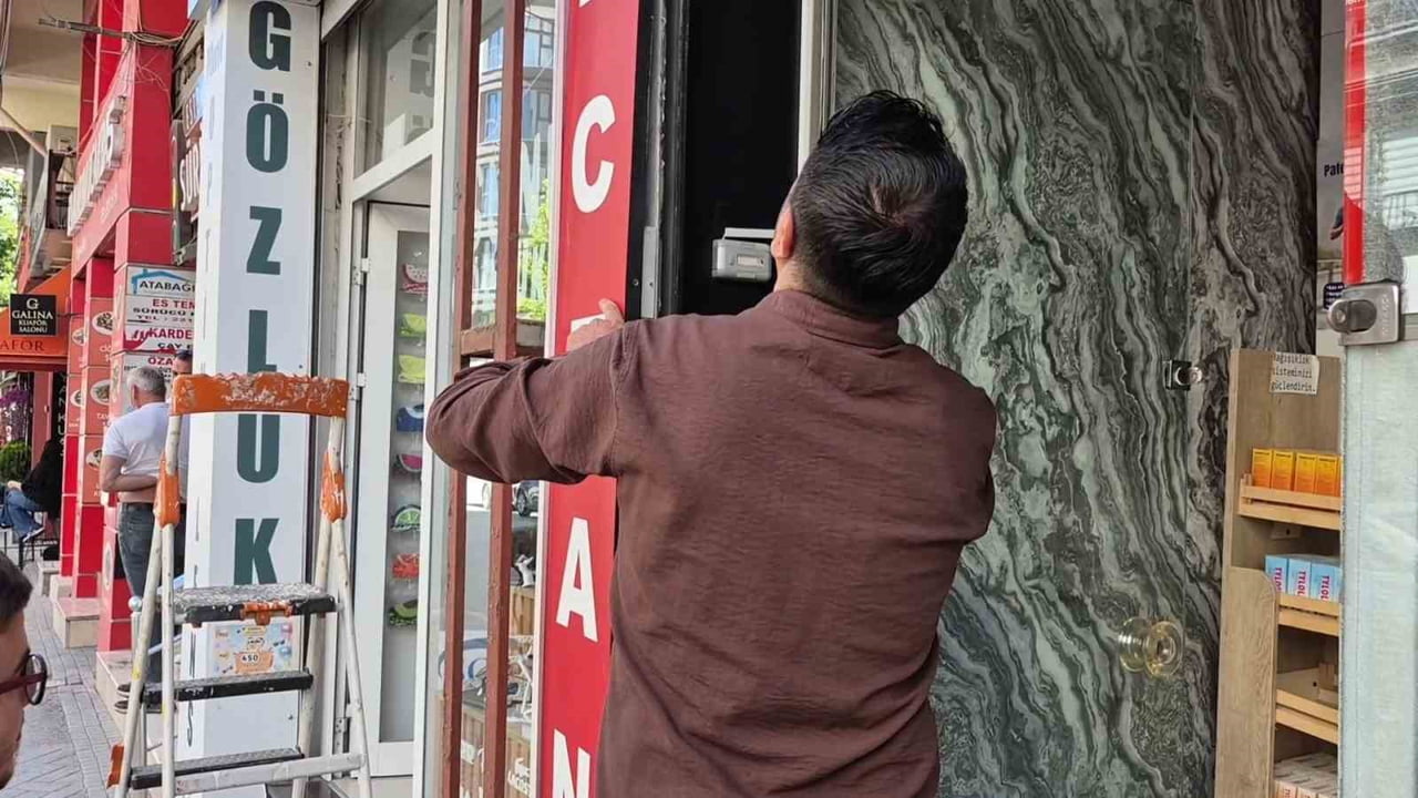 ESKİŞEHİR'DE BİR ECZANENİN REKLAM TABELASINA SIKIŞAN YAVRU KEDİ, ÇEVREDEKİ ESNAFIN YOĞUN ÇABASI VE...