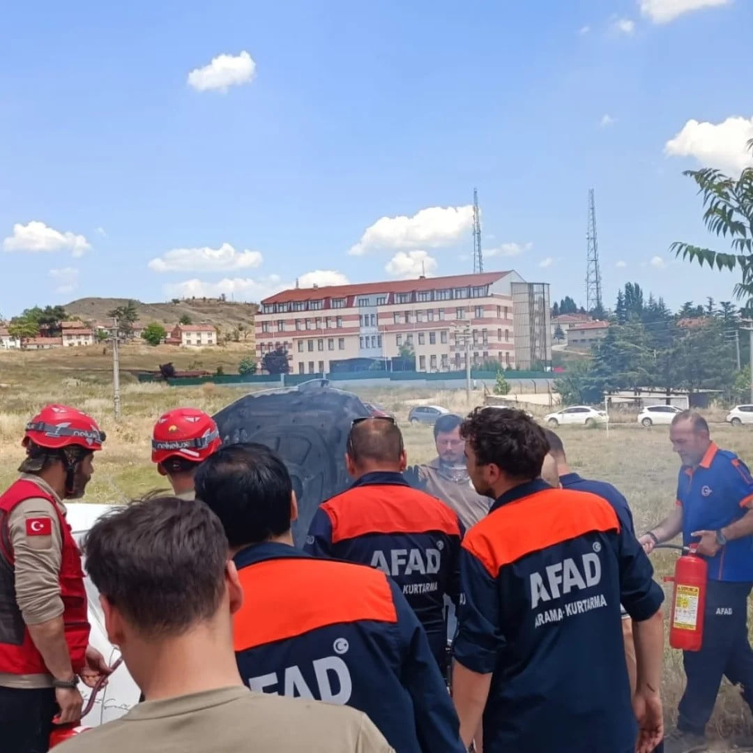 ESKİŞEHİR'DE BİR İLKOKULUN ÖNÜNDE PARK HALİNDEKİ ARAÇTA ÇIKAN YANGIN, YAKINLARDAKİ İL AFET VE ACİL...