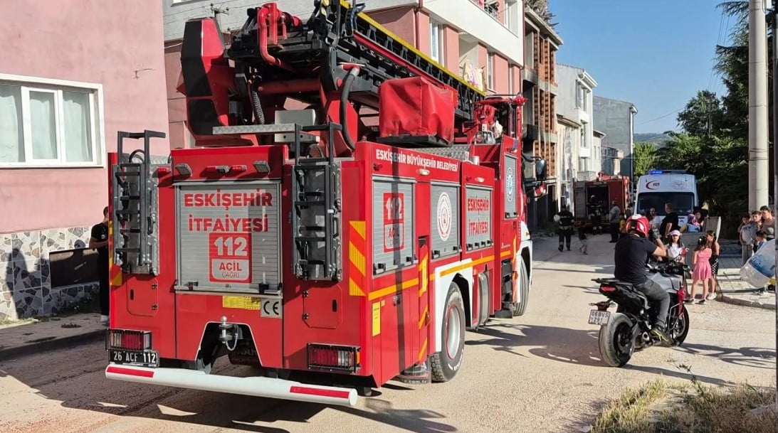 ESKİŞEHİR'DE BİR İNŞAATIN İÇERİSİNDE ÇIKAN YANGIN, İTFAİYE EKİPLERİNCE SÖNDÜRÜLDÜ. EKİPLERİN...