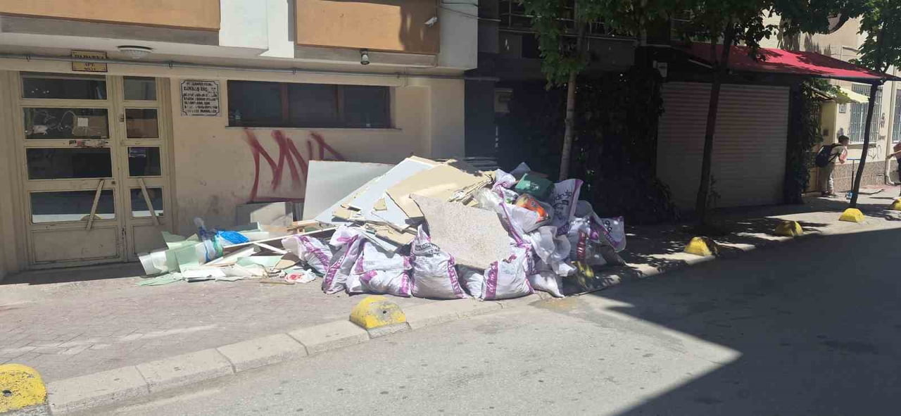 ESKİŞEHİR'DE BİR KALDIRIMA BIRAKILAN İNŞAAT ARTIKLARI VATANDAŞLARIN YÜRÜMESİNE ENGEL...