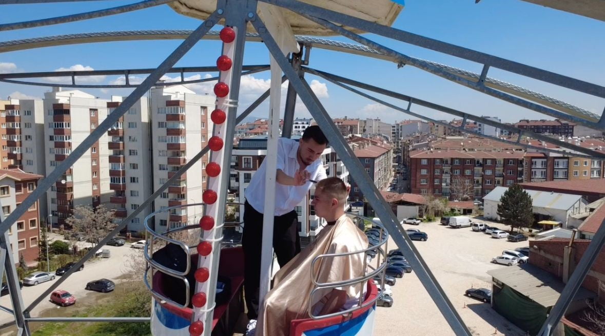 ESKİŞEHİR'DE BİR LUNAPARKTA DÖNME DOLABIN EN ÜST NOKTASINDA GERÇEKLEŞTİRİLEN SIRA DIŞI SAÇ KESİMİ...