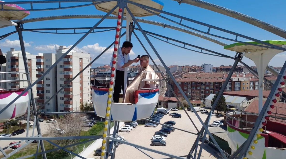 ESKİŞEHİR'DE BİR LUNAPARKTA DÖNME DOLABIN EN ÜST NOKTASINDA GERÇEKLEŞTİRİLEN SIRA DIŞI SAÇ KESİMİ...