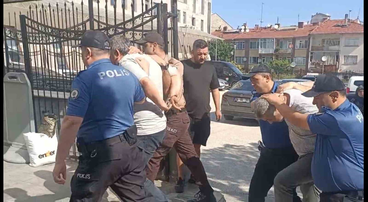 ESKİŞEHİR'DE BİR OKULUN GİRİŞİNDE BEKÇİYİ DARP EDEN 2 ŞAHIS, ÇIKARILDIKLARI MAHKEMECE TUTUKLANARAK...