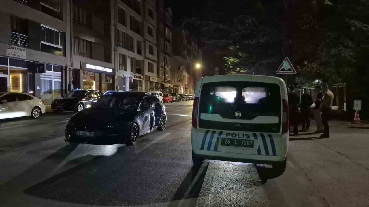 ESKİŞEHİR'DE, BİR OTOMOBİLİN KASİSTEN GEÇTİĞİ ESNADA ARKADAN GELEN MOTOSİKLETİN ÇARPMASI SONUCU...