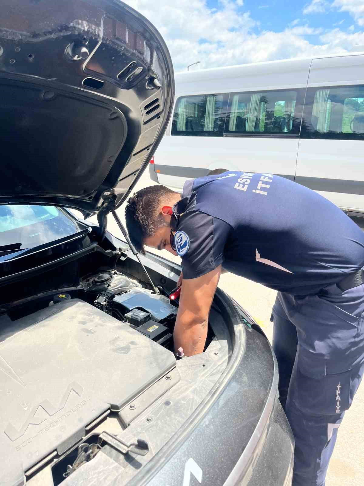 ESKİŞEHİR'DE BİR OTOMOBİLİN MOTOR BÖLÜMÜNDE SIKIŞAN KEDİ, ARAÇ SÜRÜCÜSÜNÜN DİKKATİ VE İTFAİYE...