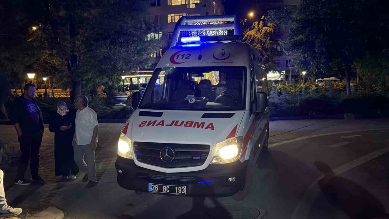 ESKİŞEHİR'DE BİR PARKTA BİRLİKTE ALKOL ALAN 3 KİŞİ ARASINDA ÇIKAN TARTIŞMA, İÇKİ ŞİŞELİ KAVGAYA...