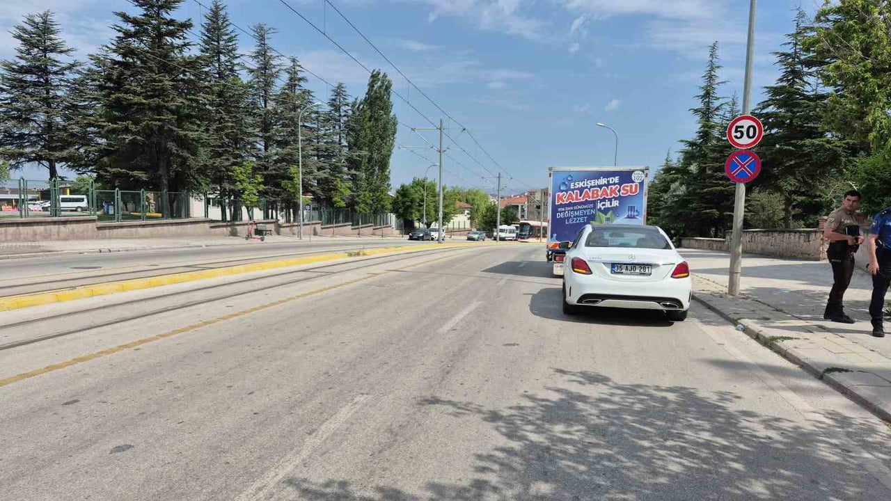 ESKİŞEHİR'DE CADDE ÜZERİNDE YAYA OLARAK BULUNAN 9 YAŞINDAKİ ÇOCUK, KALABAK SU DAĞITIM KAMYONUNUN...