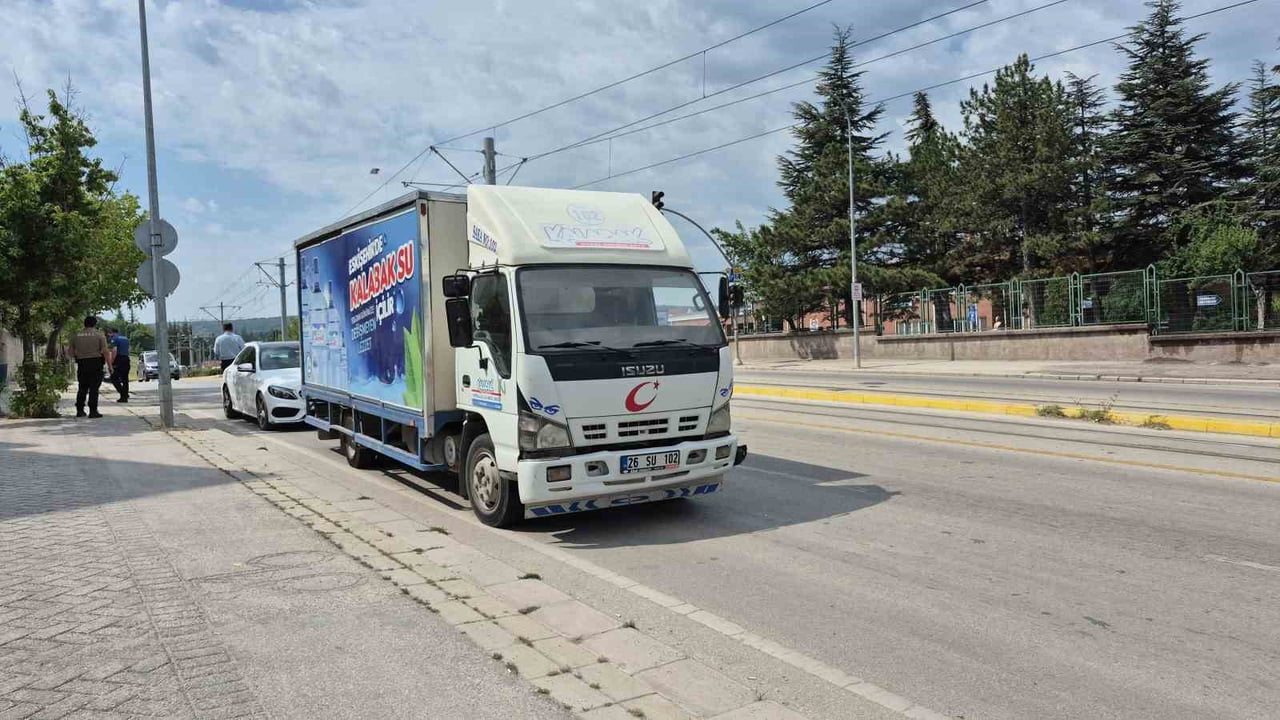 ESKİŞEHİR'DE CADDE ÜZERİNDE YAYA OLARAK BULUNAN 9 YAŞINDAKİ ÇOCUK, KALABAK SU DAĞITIM KAMYONUNUN...