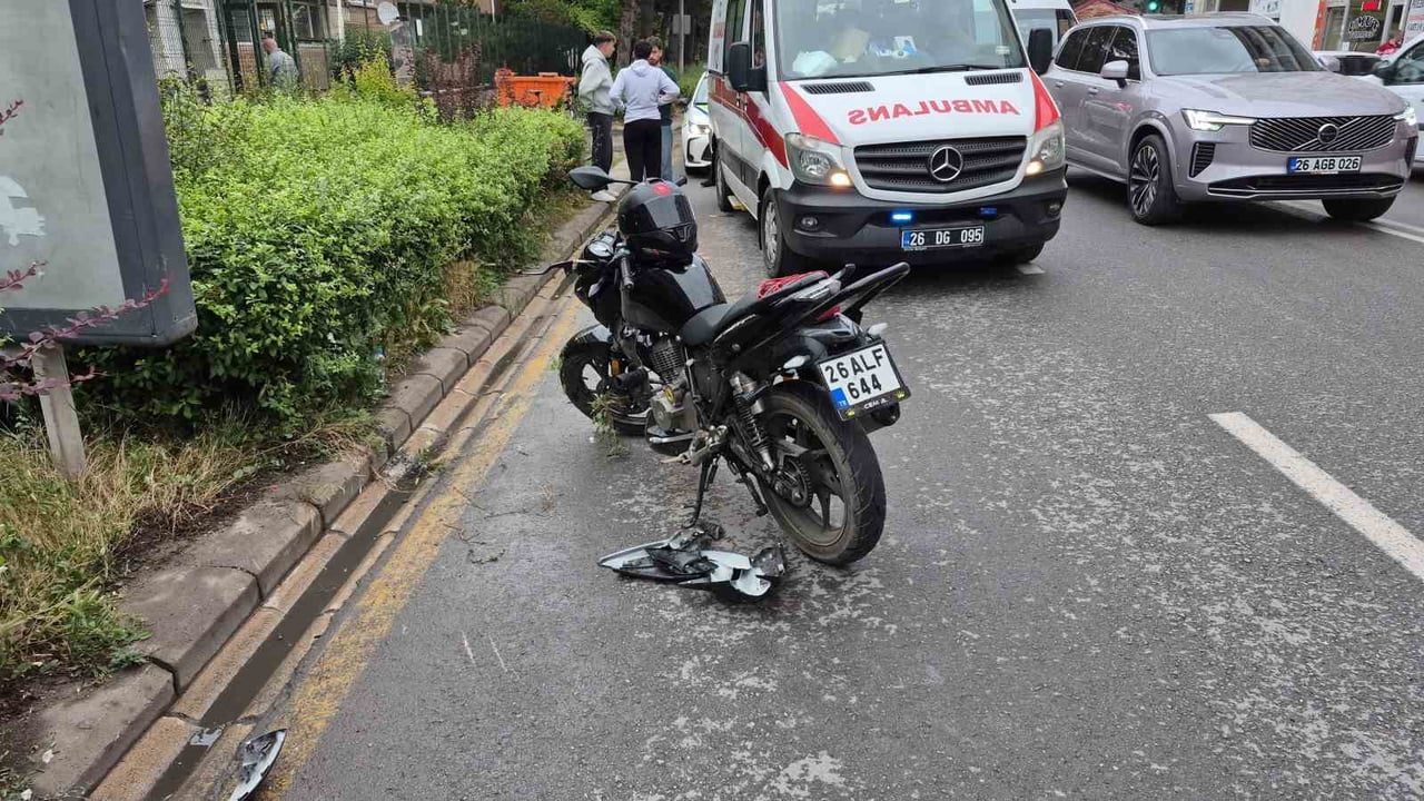 ESKİŞEHİR'DE CADDEDE U DÖNÜŞÜ YAPMAYA ÇALIŞAN OTOMOBİLİN MOTOSİKLETLE ÇARPIŞMASI SONUCU...