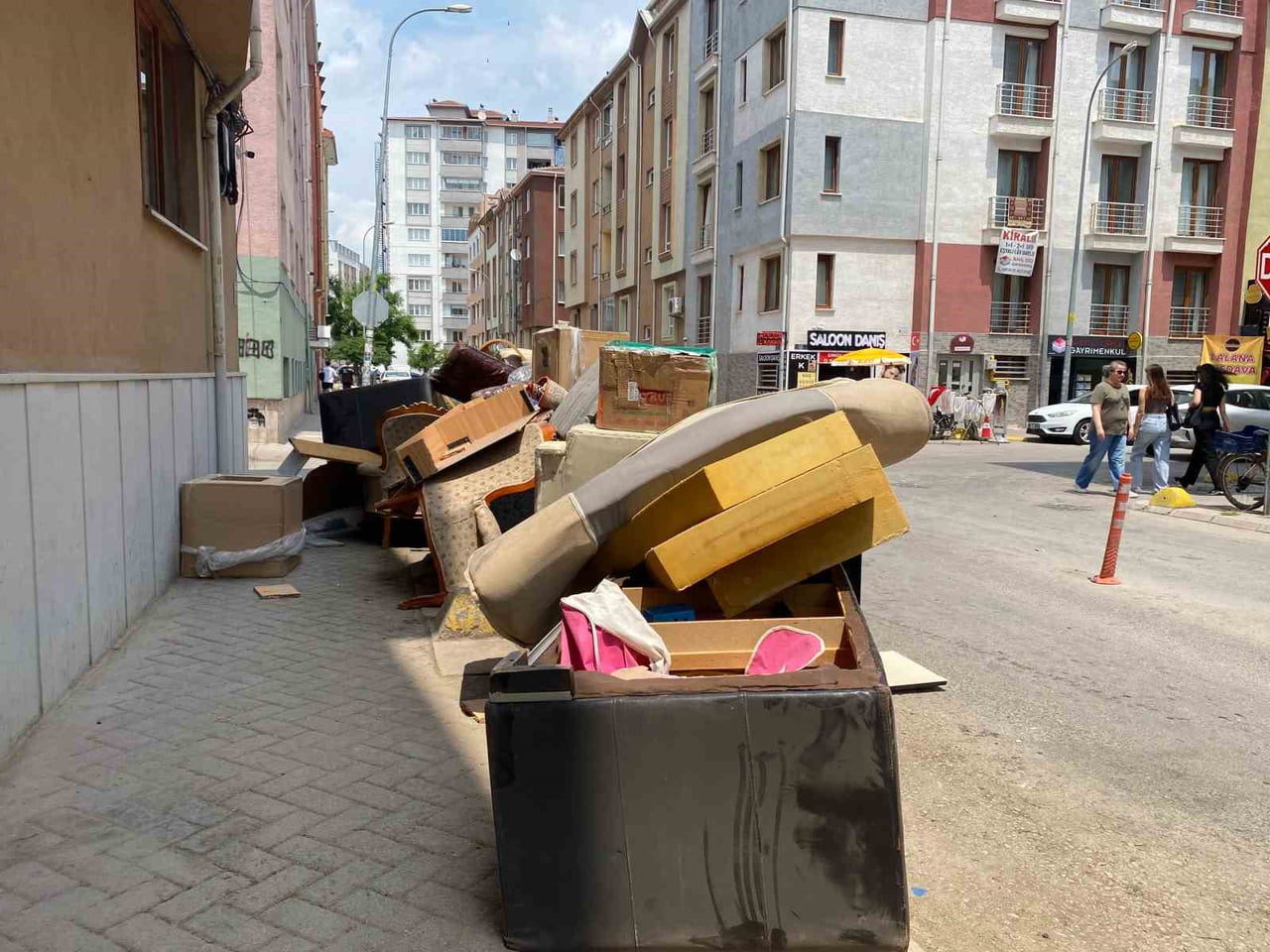 ESKİŞEHİR'DE ÇÖP KONTEYNERİNİN ETRAFINA DUYARSIZ KİŞİLERCE BIRAKILAN HURDA VE ESKİ EŞYALAR...