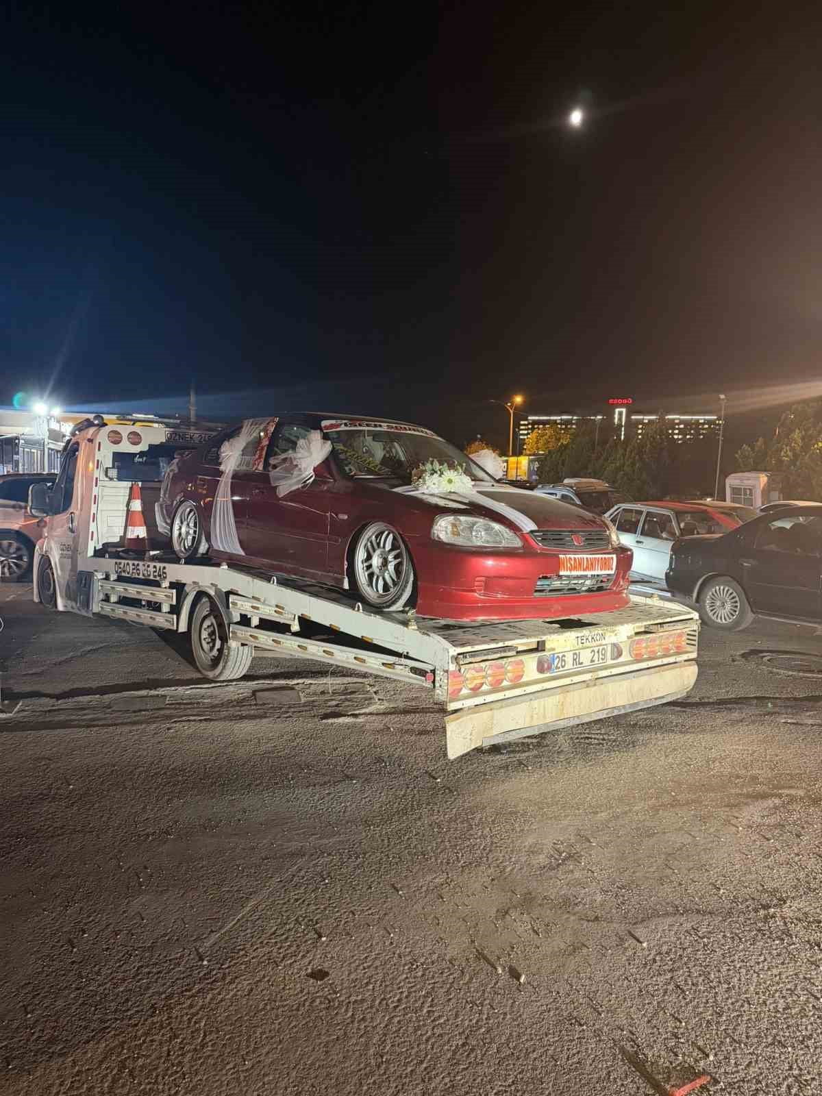 ESKİŞEHİR'DE DÜĞÜN GÜNÜ SÜSLENEN GELİN ARABASININ YIPRANMAMASI İÇİN OTO ÇEKİCİYE YÜKLENEREK KONVOY...