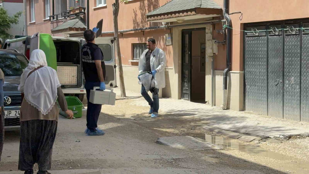ESKİŞEHİR'DE EVİNDEKİ YATAĞINDA ÇOCUKLARI TARAFINDAN HAREKETSİZ HALDE BULUNAN 57 YAŞINDAKİ MERYEM...