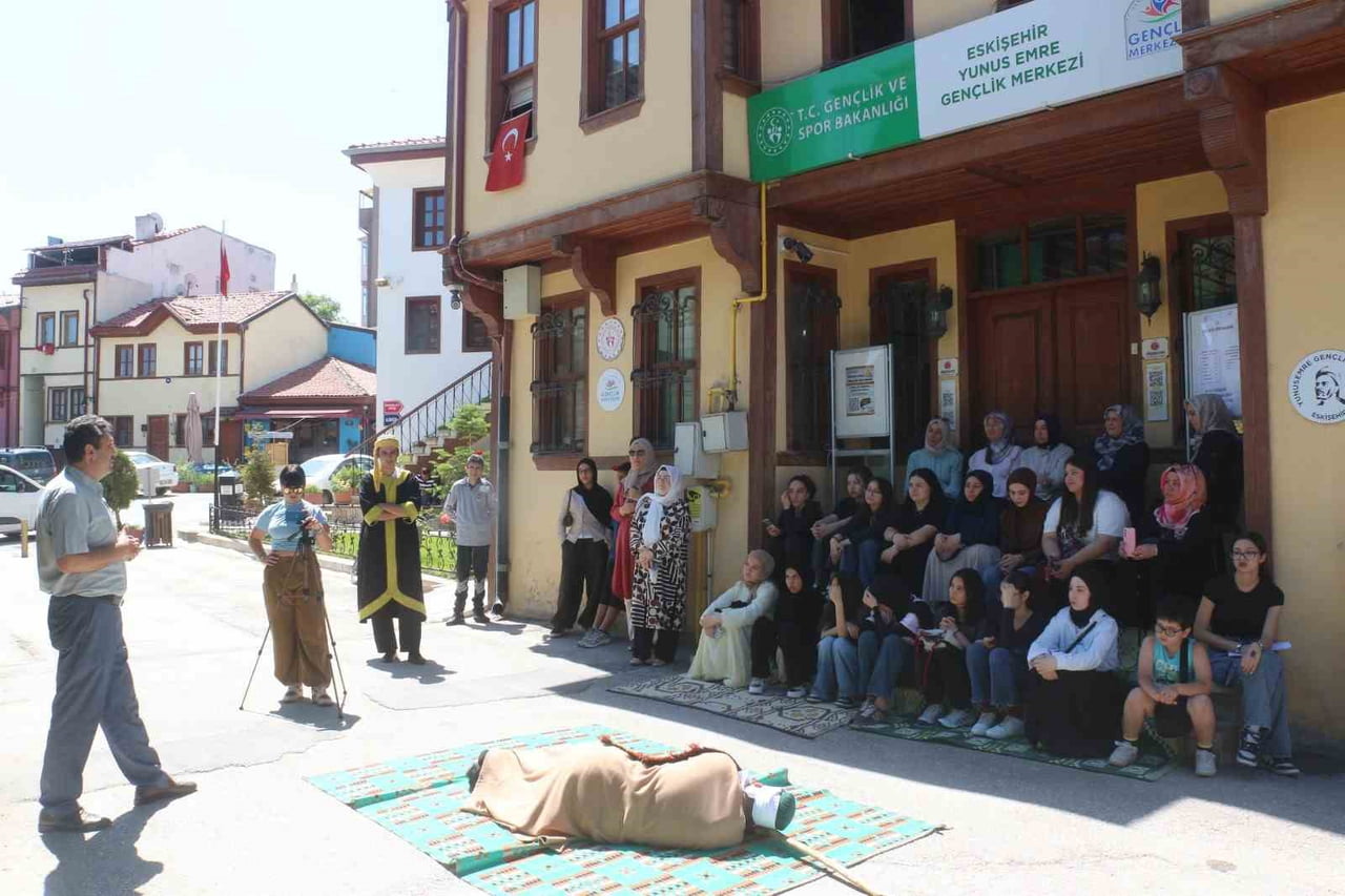 ESKİŞEHİR'DE GENÇLİK VE SPOR BAKANLIĞI'NA BAĞLI YUNUS EMRE GENÇLİK MERKEZİ'NİN GENÇLİK TİYATROSU...