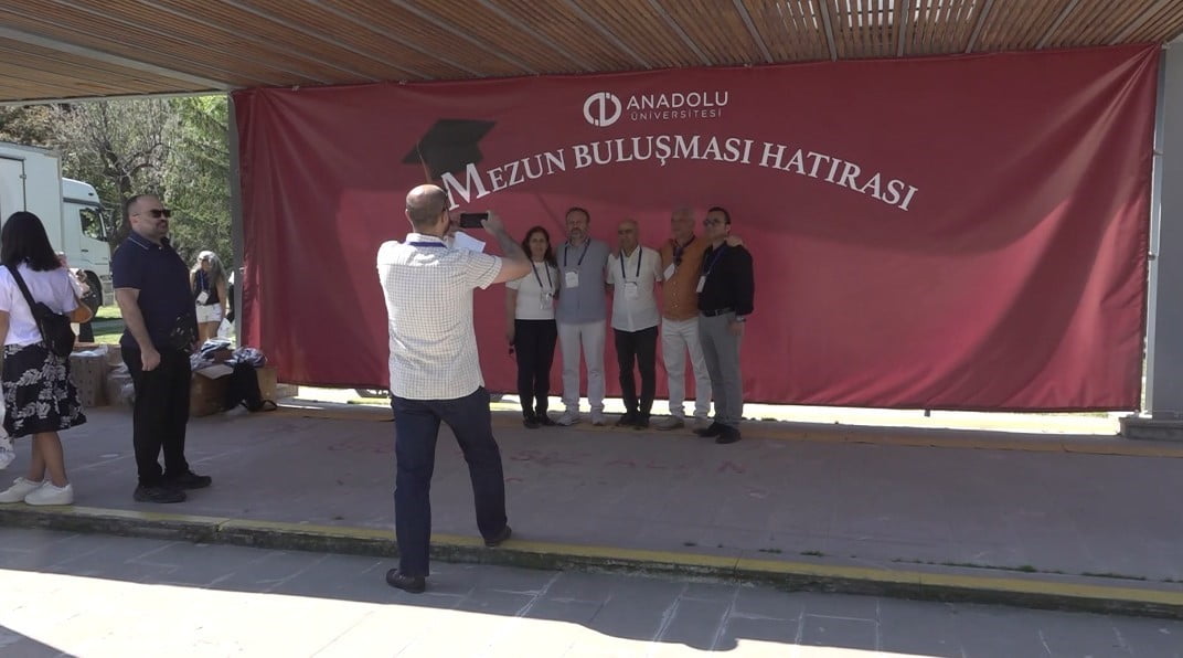 ESKİŞEHİR'DE GERÇEKLEŞTİRİLEN ANADOLU ÜNİVERSİTESİ MEZUNLAR BULUŞMASI ETKİNLİĞİNE FARKLI İLLERDEN...