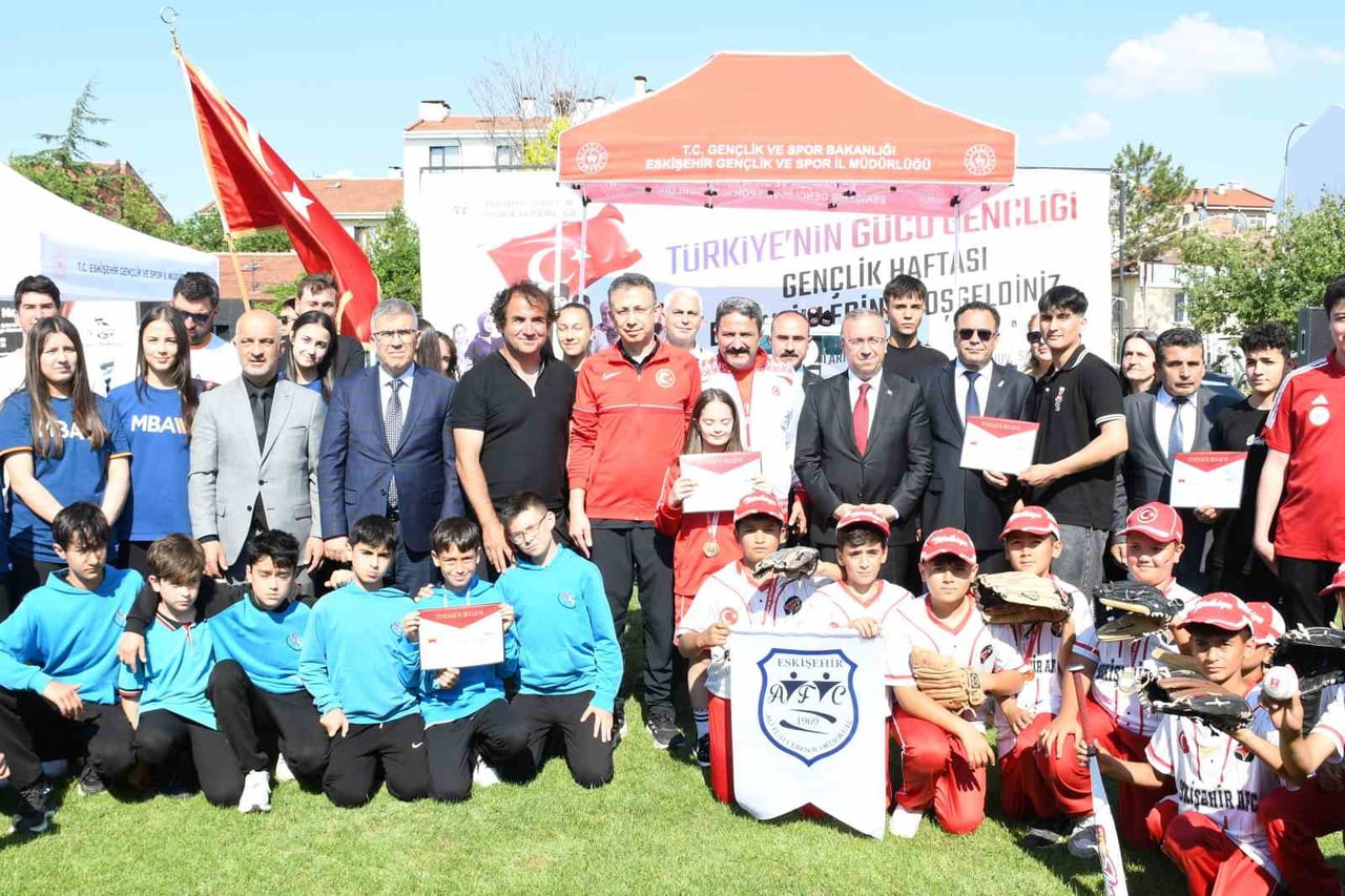 ESKİŞEHİR'DE GERÇEKLEŞTİRİLEN GENÇLİK VE SPOR ŞÖLENİ, SPORUN ENERJİSİNİ EĞLENCENİN COŞKUSUYLA...