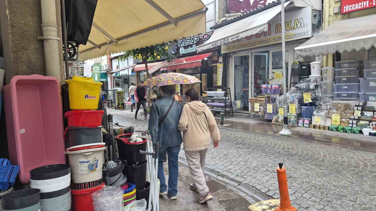 ESKİŞEHİR'DE GÜN BOYU ETKİSİNİ GÖSTEREN SICAK HAVALAR AKŞAM ÜSTÜ YERİNİ YAĞMURA...