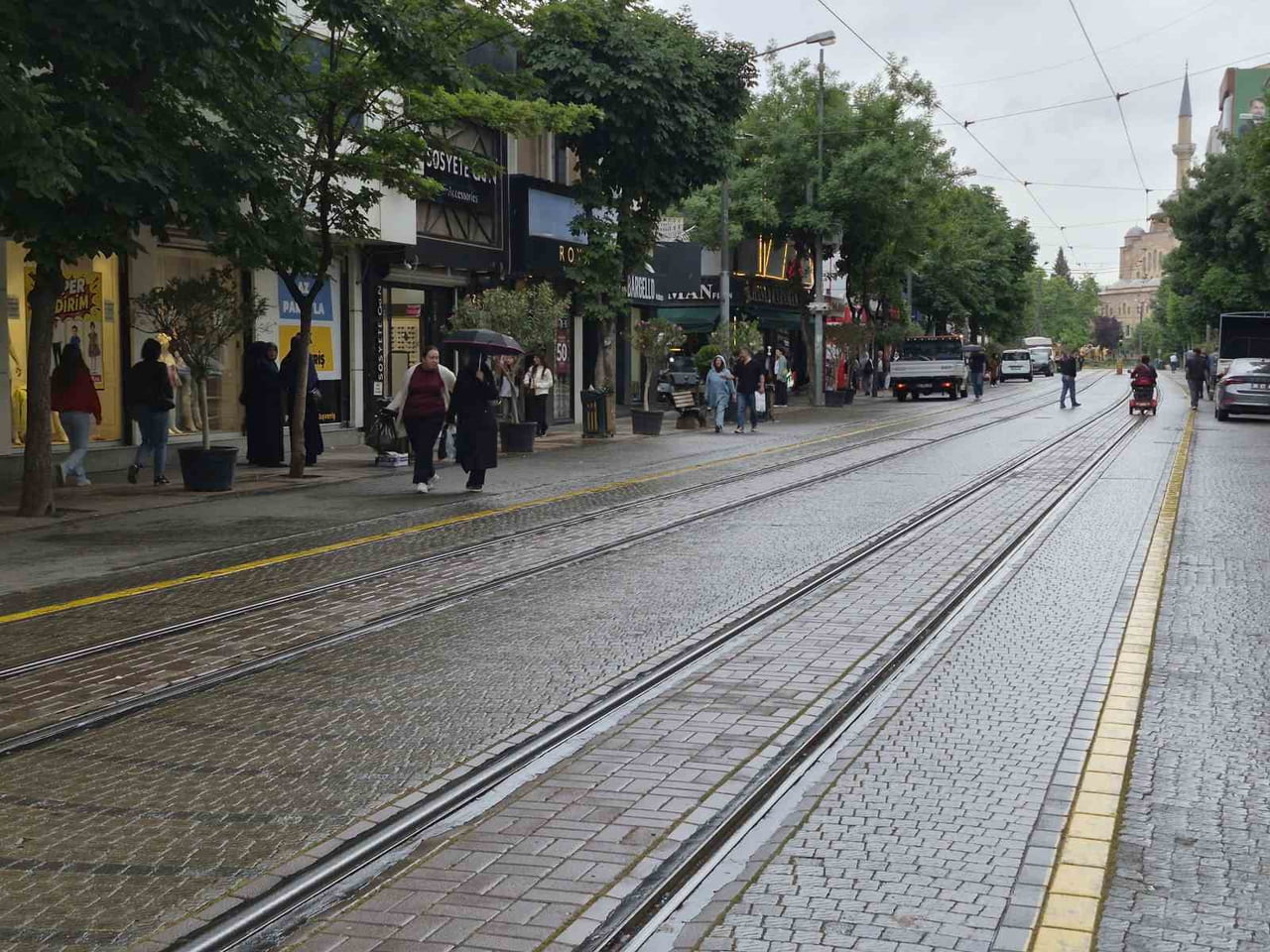 ESKİŞEHİR'DE GÜNÜN ERKEN SAATLERİNDE HAFİF SAĞANAK YAĞIŞ OLURKEN, HAVA SICAKLIĞI HİSSEDİLİR...