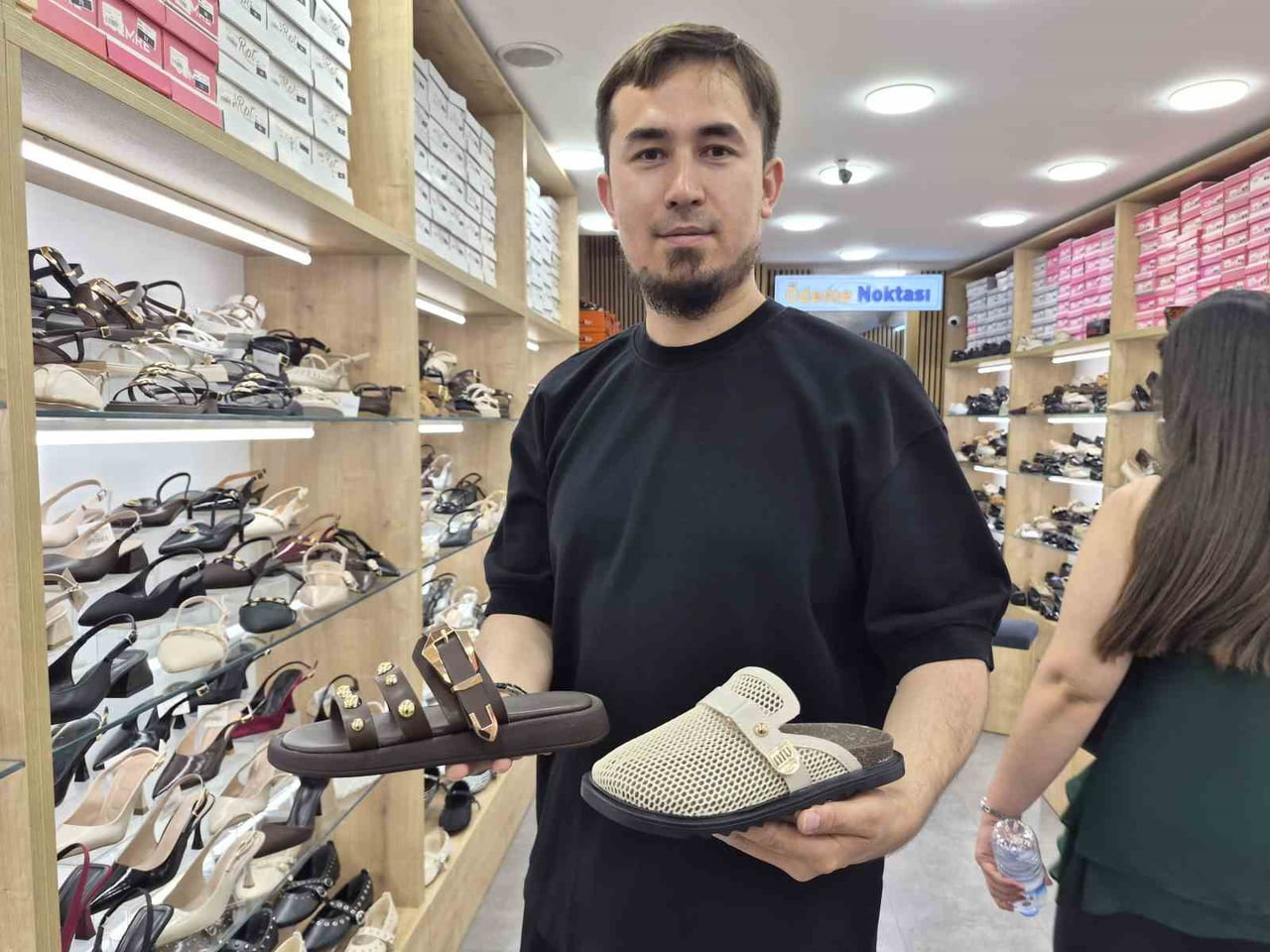 ESKİŞEHİR'DE HAVALARIN ISINMASIYLA BİRLİKTE AYAKKABI SEKTÖRÜNDE HAREKETLİLİK BAŞLARKEN, ESNAF NUR...