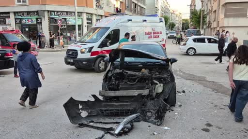 Eskişehir'de kavşakta 2 araç çarpıştı: 2 yaralı