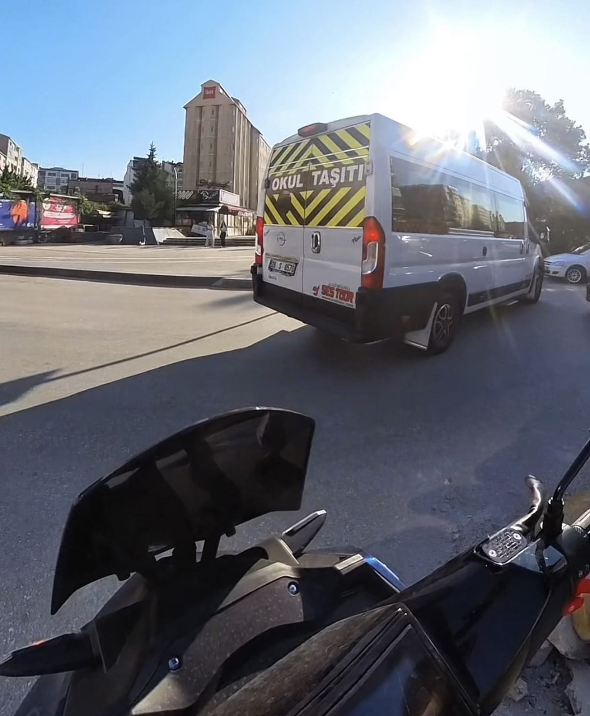 ESKİŞEHİR'DE KAVŞAKTA ARACINI MOTOSİKLETLİNİN ÜZERİNE KIRIP TERS YÖNE GİREN SERVİS ŞOFÖRÜ KAZAYA...