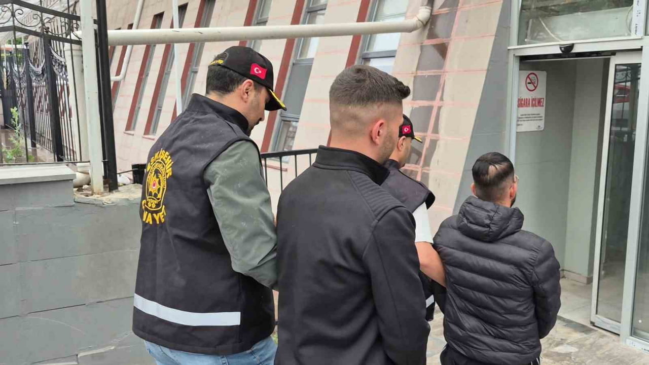 ESKİŞEHİR'DE KIZ ARKADAŞ MESELESİ NEDENİYLE ÇIKTIĞI ÖNE SÜRÜLEN VE BİR KİŞİNİN SİLAHLA BACAĞINDAN...