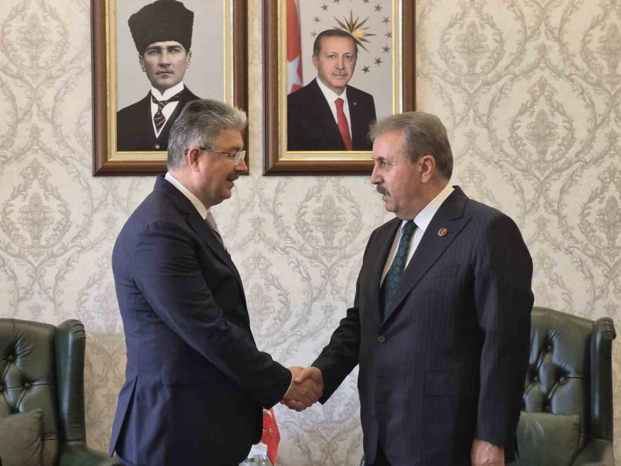ESKİŞEHİR'DE KONUŞAN BÜYÜK BİRLİK PARTİSİ (BBP) GENEL BAŞKANI MUSTAFA DESTİCİ, İRAN'DAKİ ATEŞKES...