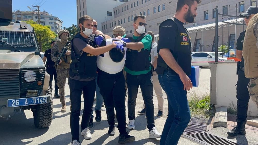 ESKİŞEHİR'DE NEO-NAZİ SEMBOLÜNÜN BULUNDUĞU EKİPMANLAR KUŞANIP BİR ÇAY BAHÇESİNDE 5 KİŞİYİ...