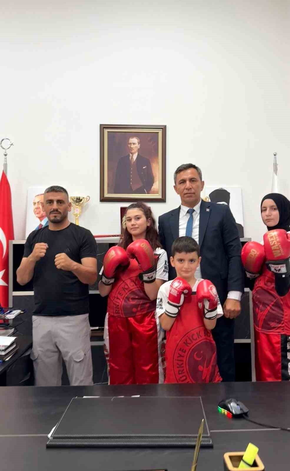 ESKİŞEHİR'DE ÖNEMLİ BAŞARILAR ELDE EDEN SPORCULAR, BEYLİKOVA GENÇLİK VE SPOR İLÇE MÜDÜRÜ MEHMET...