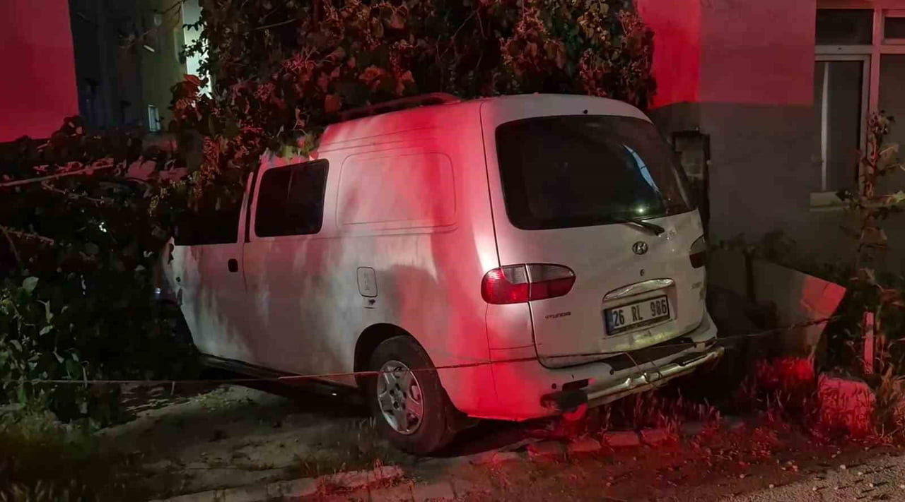 ESKİŞEHİR'DE ORTADAN İKİYE AYRILAN BİR DUT AĞACI PARK HALİNDEKİ ARAÇLARIN ÜZERİNE...