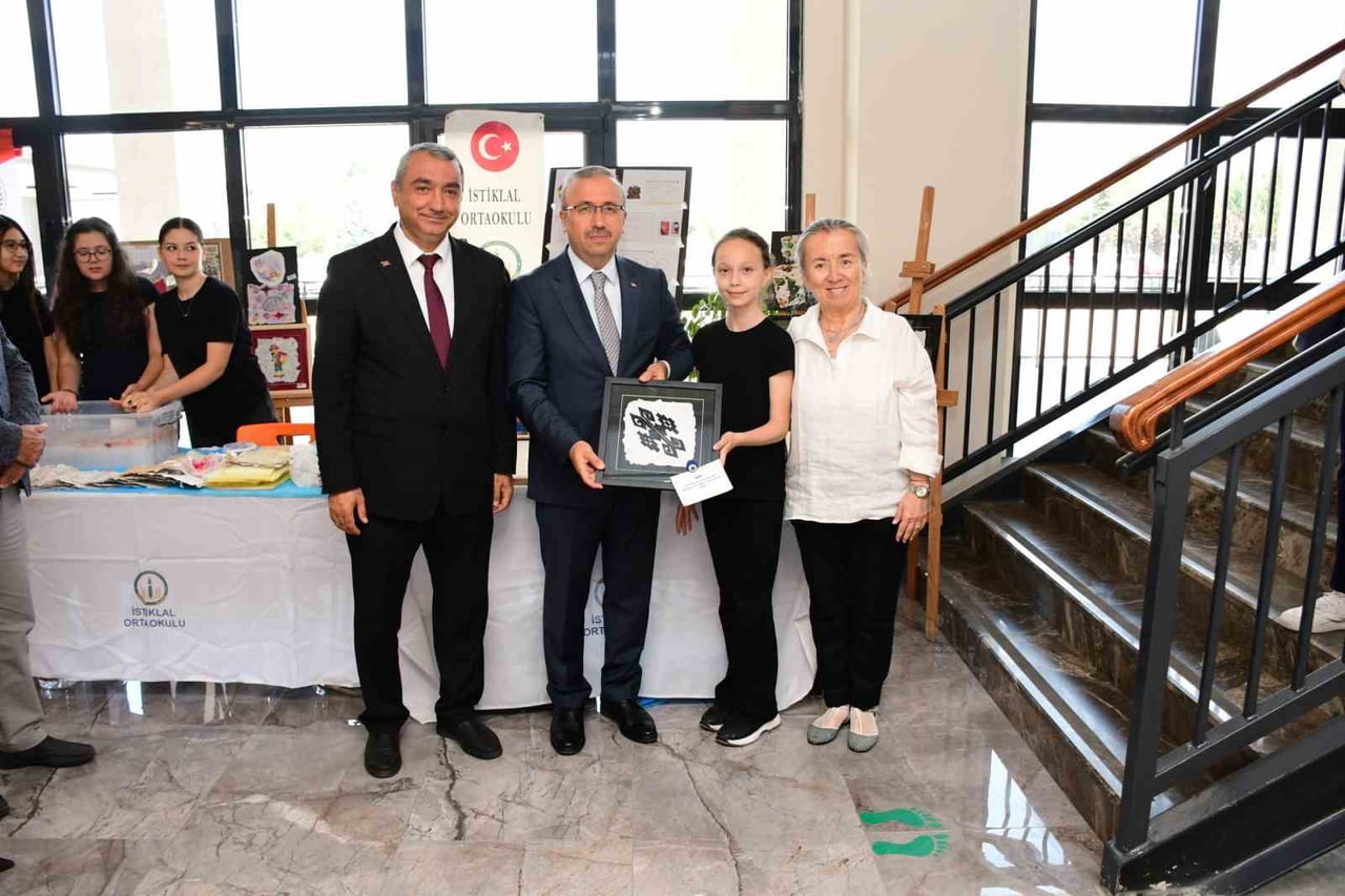 ESKİŞEHİR'DE "TÜRKİYE YÜZYILINDA GELECEĞİN YILDIZLARI PROJESİ" KAPSAMINDA DÜZENLENEN YIL SONU...
