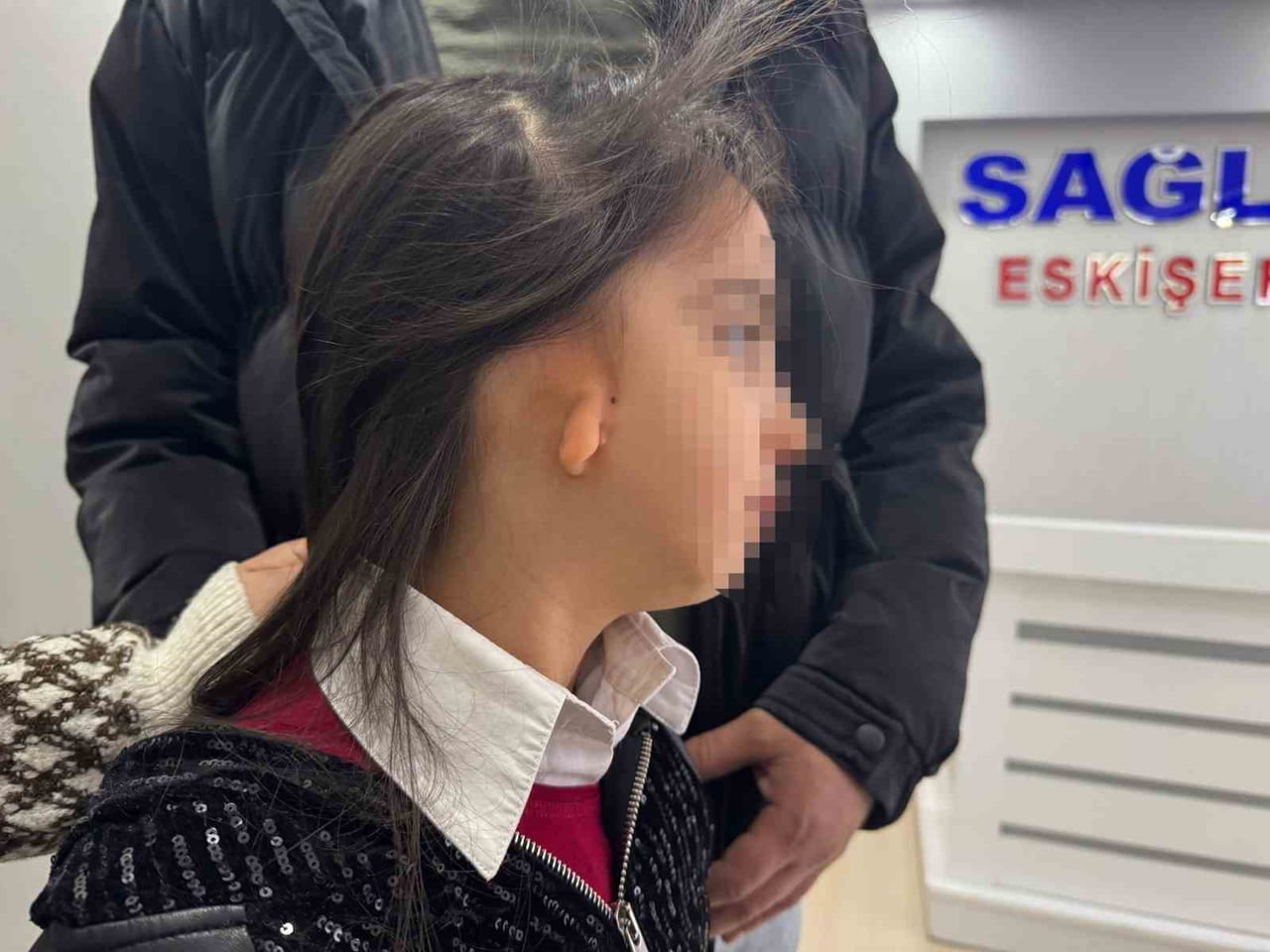 ESKİŞEHİR'DE SAĞ KULAĞINDA MİKROTİA BULUNAN VE SAĞLIK-SEN'İN DESTEĞİYLE GİRDİĞİ 12 SAATLİK...