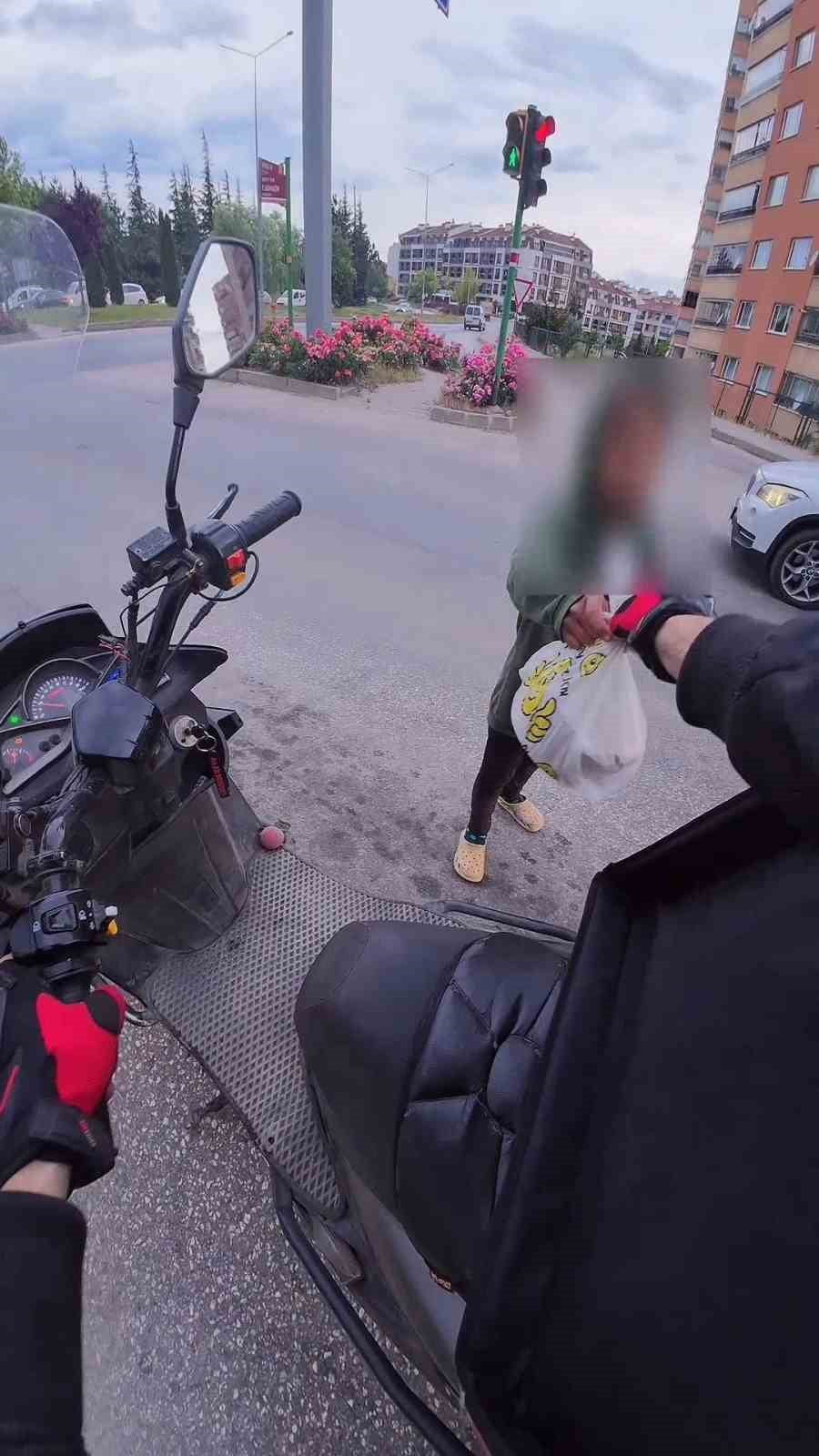 ESKİŞEHİR'DE SAHTE SİPARİŞ VEREN MÜŞTERİNİN TESLİM ALMADIĞI PAKETİ, KURYE YOLDA KARŞILAŞTIĞI SU...