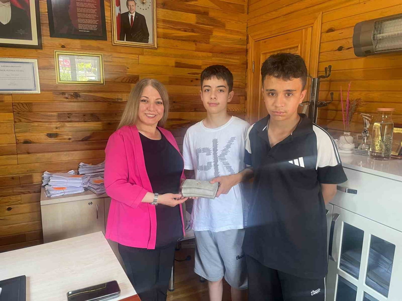 ESKİŞEHİR'DE SOKAKTA YÜRÜRKEN YERDE CÜZDAN BULAN İKİ ÇOCUK, CÜZDANI EMEK MAHALLESİ MUHTARINA...