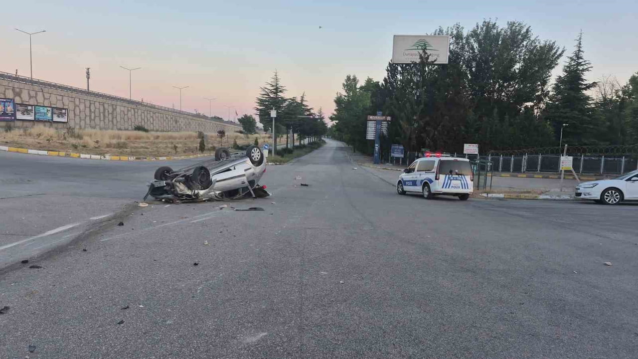 ESKİŞEHİR'DE SÜRÜCÜSÜNÜN DİREKSİYON HAKİMİYETİNİ KAYBETTİĞİ OTOMOBİLİN ORTA REFÜJE ÇARPIP TAKLA...