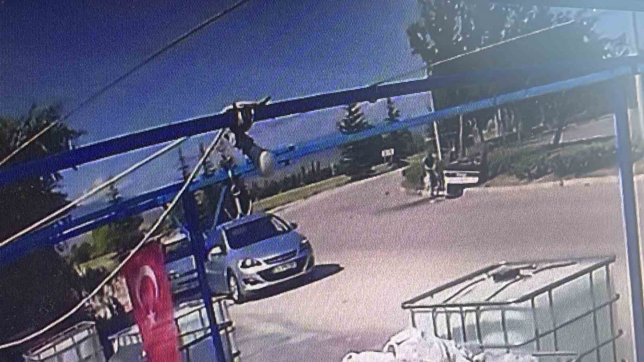 ESKİŞEHİR'DE SÜRÜCÜSÜNÜN KONTROLÜNDEN ÇIKAN OTOMOBİLİN SAVRULARAK TAKLA ATMASI SONUCU MEYDANA...