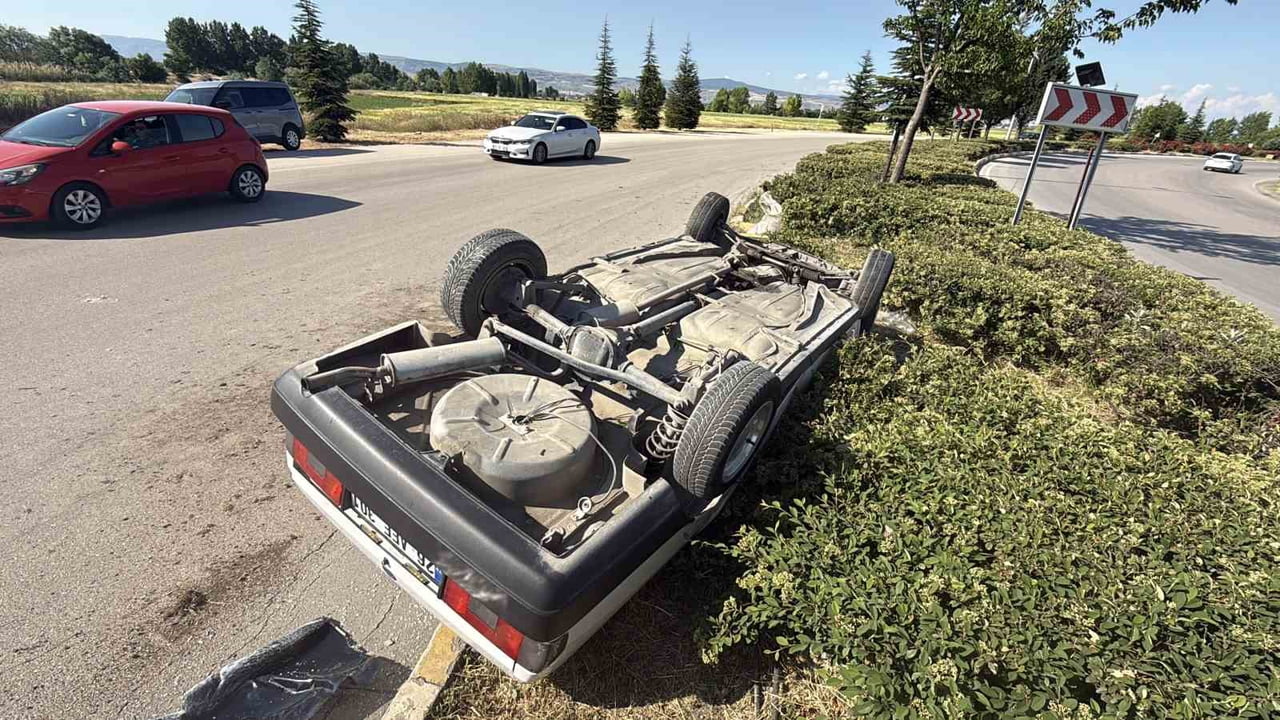 ESKİŞEHİR'DE SÜRÜCÜSÜNÜN KONTROLÜNDEN ÇIKAN OTOMOBİLİN SAVRULARAK TAKLA ATMASI SONUCU MEYDANA...