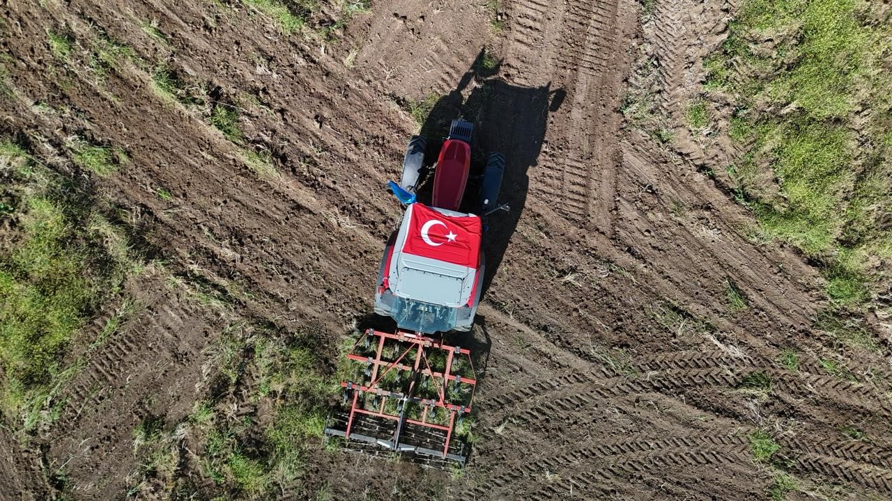 ESKİŞEHİR'DE TARLASINA TRAKTÖRÜ İLE AY-YILDIZ ÇİZEREK, 24 YIL ARADAN SONRA DÜNYA KUPASI'NA...
