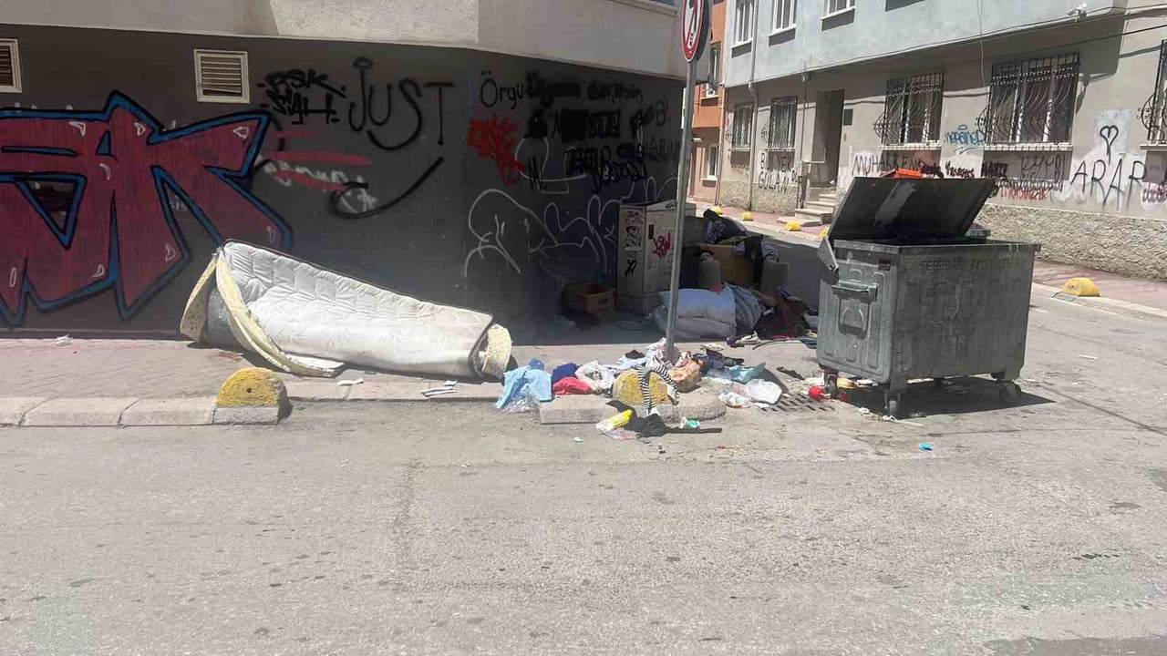 ESKİŞEHİR'DE TEPEBAŞI BELEDİYESİ'NİN KONTROLÜNDE OLAN ESKİBAĞLAR MAHALLESİ'NDE SOKAKLAR ÇÖPE...