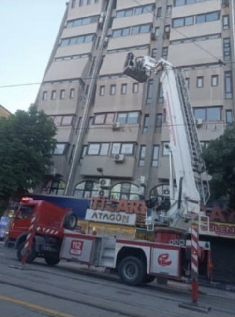 ESKİŞEHİR'DE TİCARET SARAYI BİNASININ DIŞ CEPHESİNDEN DÖKÜLEN BETON PARÇALAR YAYALARIN ARASINA...