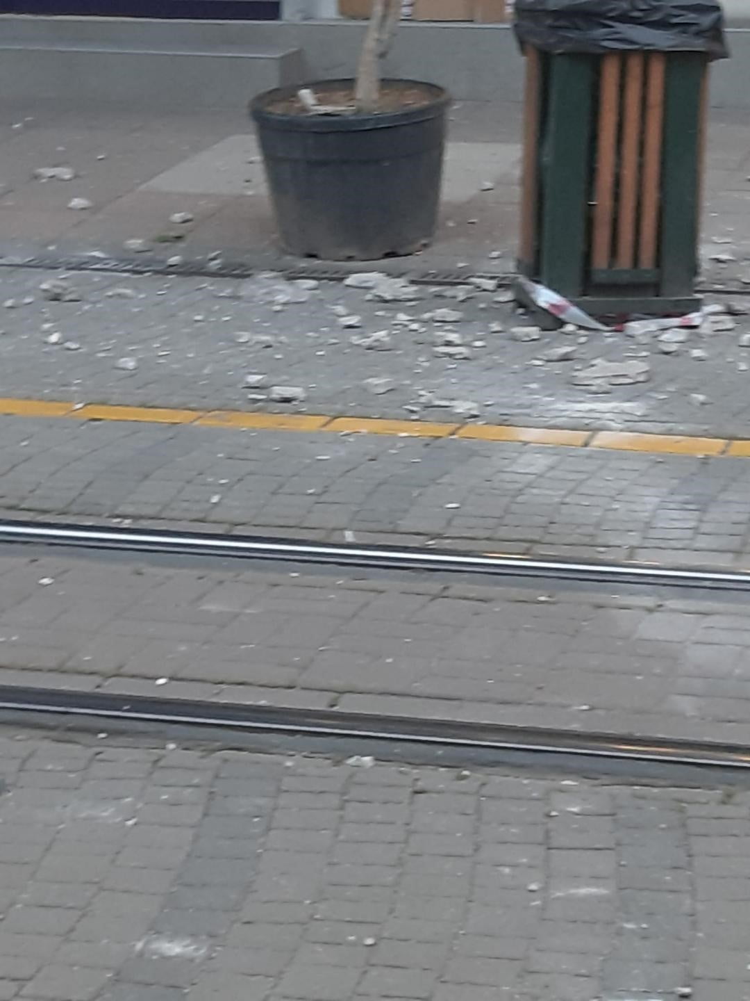 ESKİŞEHİR'DE TİCARET SARAYI BİNASININ DIŞ CEPHESİNDEN DÖKÜLEN BETON PARÇALAR YAYALARIN ARASINA...