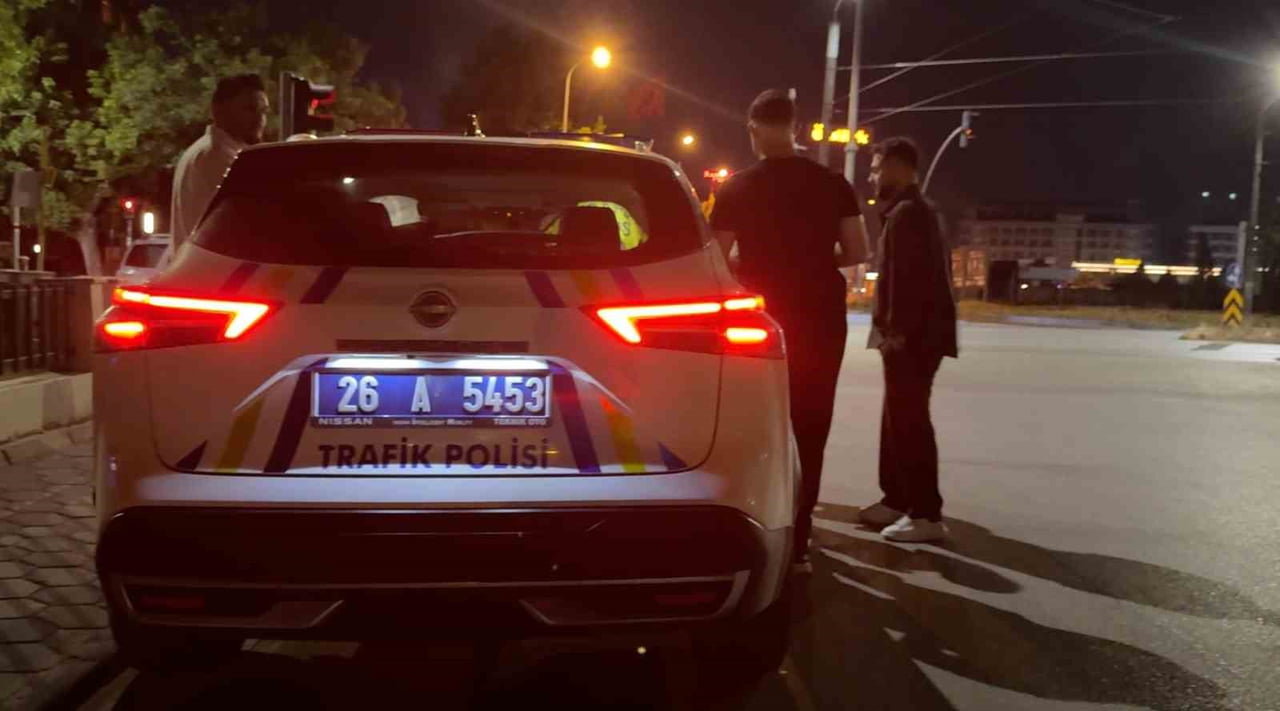 ESKİŞEHİR'DE TRAFİK EKİPLERİ TARAFINDAN GERÇEKLEŞTİRİLEN DENETİMLERDE ALKOLLÜ ARAÇ KULLANDIĞI...