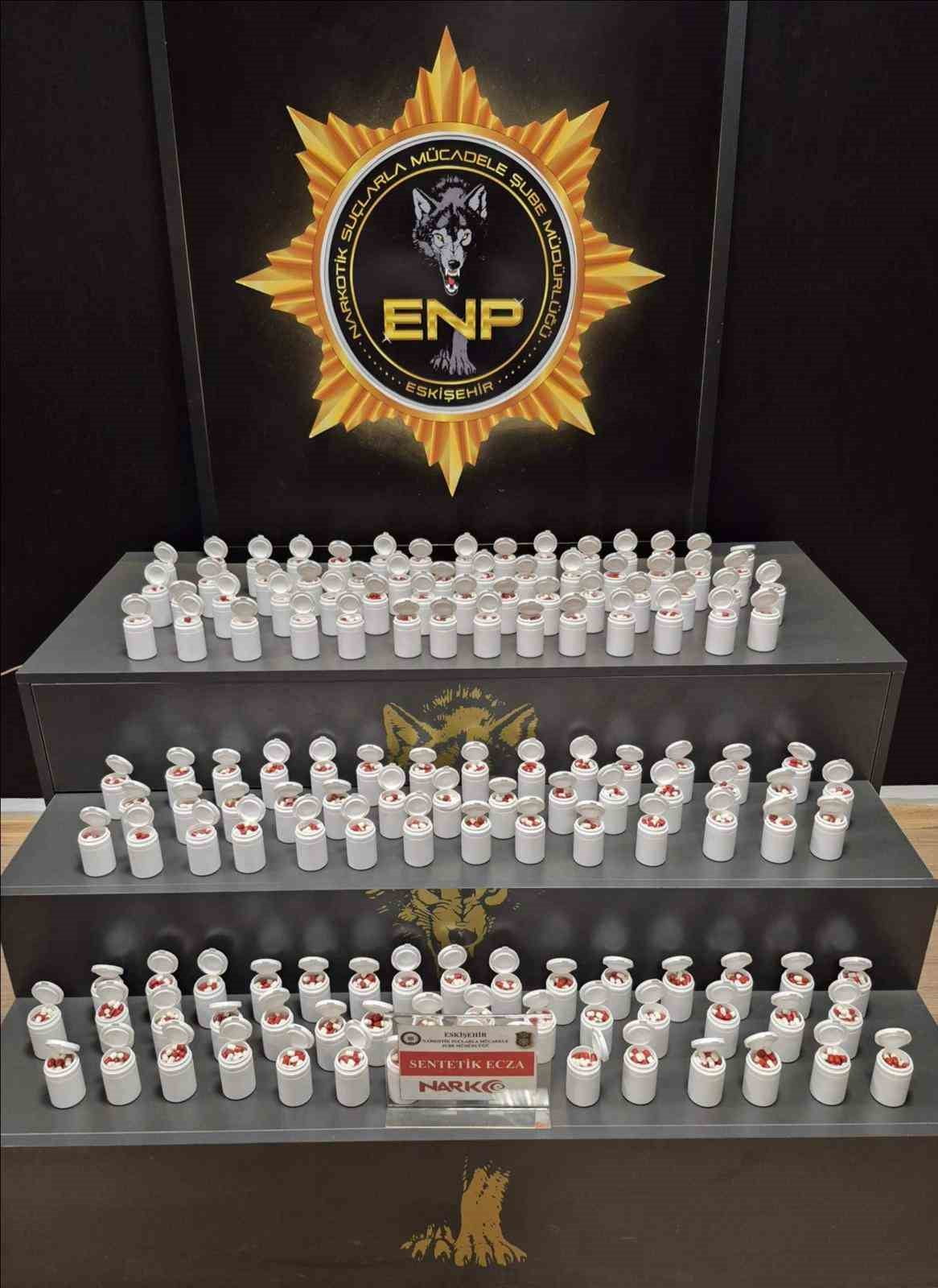 ESKİŞEHİR'DE UYUŞTURUCU MADDELERİ VÜCUT BOŞLUKLARINDA VE MİDE İÇERİSİNDE TAŞIDIĞI BELİRLENEN...