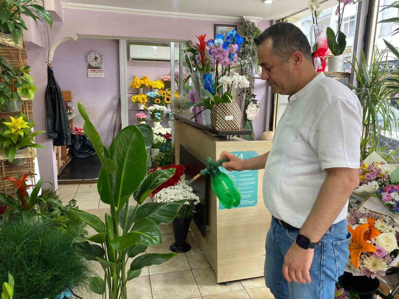 ESKİŞEHİR'DE UZUN YILLARDIR ÇİÇEK SATIŞI YAPAN ESNAF AHMET KÖYLÜ, YAZ AYLARINDA KAPALI BALKONLAR...