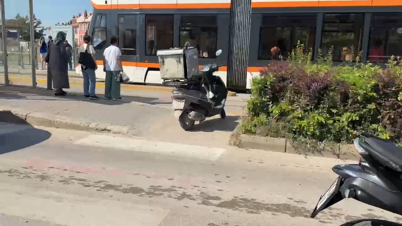 ESKİŞEHİR'DE YAYA GEÇİDİNDEN GEÇEN VATANDAŞA YOL VERMEK İÇİN DURAN MOTOSİKLETE, ARKADAN GELEN...