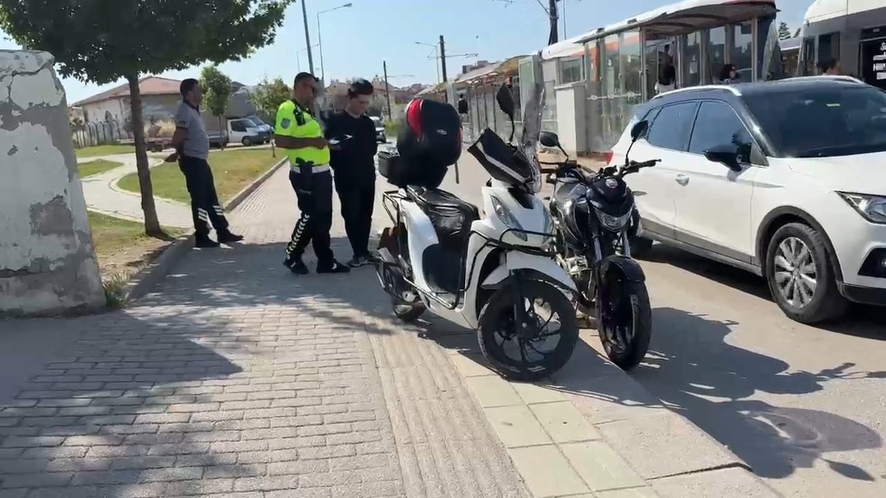 ESKİŞEHİR'DE YAYA GEÇİDİNDEN GEÇEN VATANDAŞA YOL VERMEK İÇİN DURAN MOTOSİKLETE, ARKADAN GELEN...
