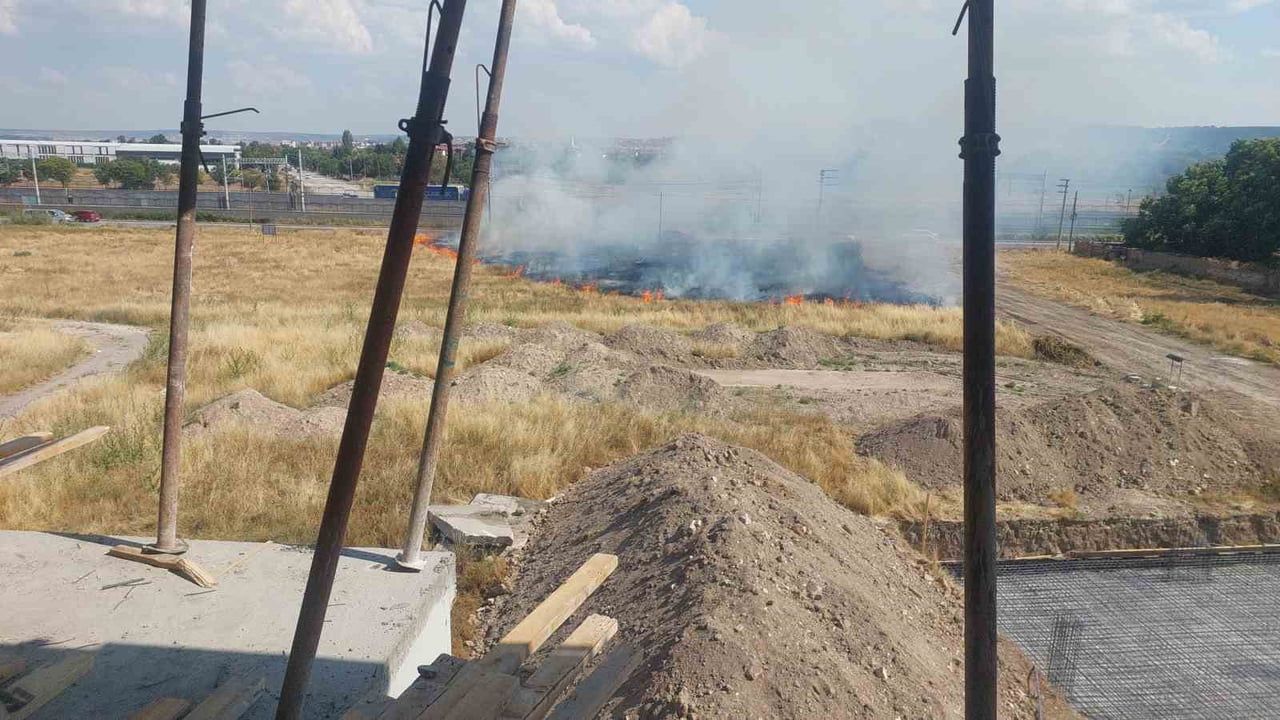 ESKİŞEHİR'DE YÜKSEK HIZLI TREN (YHT) HATTINA YAKLAŞIK 5 METRE UZAKLIKTA ÇIKAN YANGIN İTFAİYE...