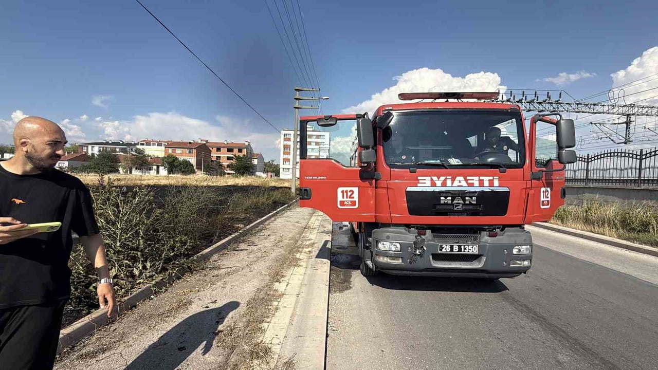 ESKİŞEHİR'DE YÜKSEK HIZLI TREN (YHT) HATTINA YAKLAŞIK 5 METRE UZAKLIKTA ÇIKAN YANGIN İTFAİYE...