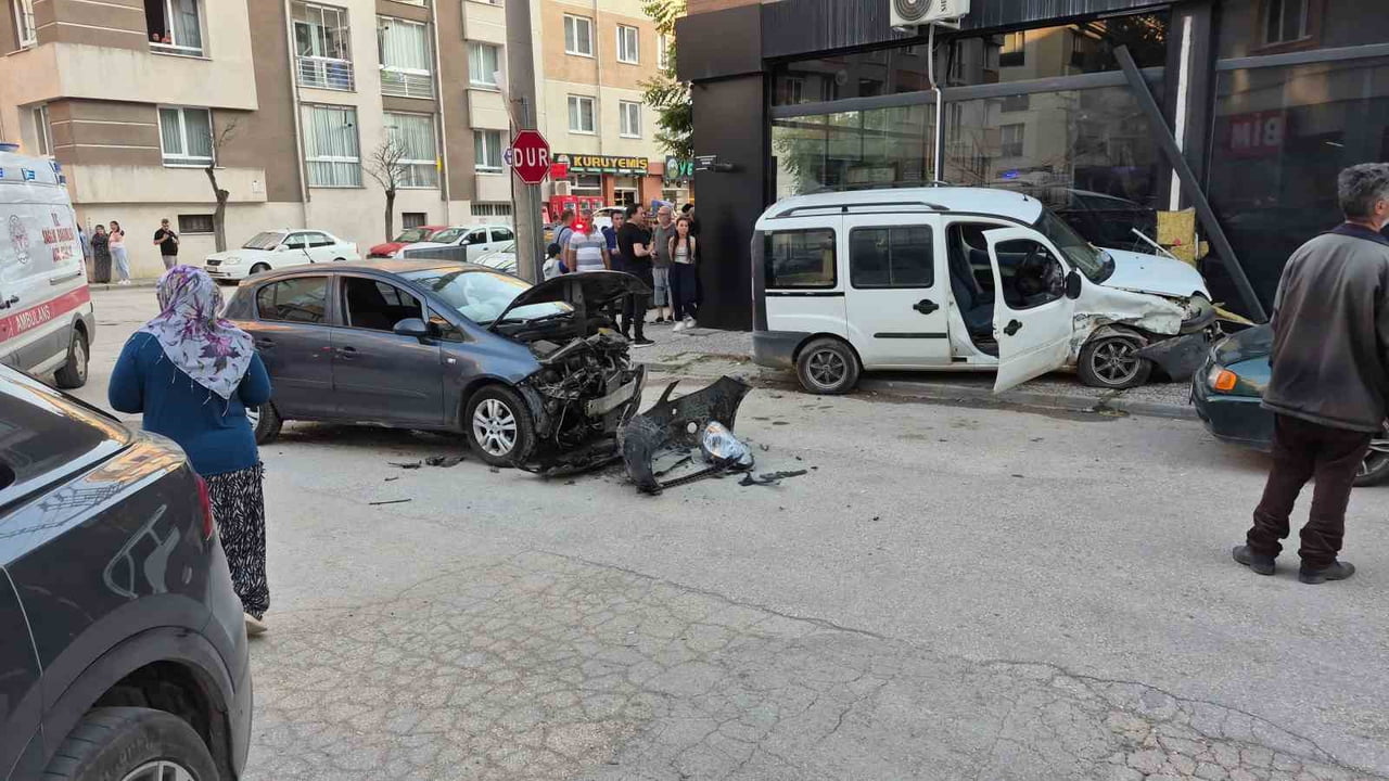 ESKİŞEHİR'DEKİ BİR KAVŞAKTA 2 ARACIN ÇARPIŞTIĞI KAZADA 2 KİŞİ YARALANDI.