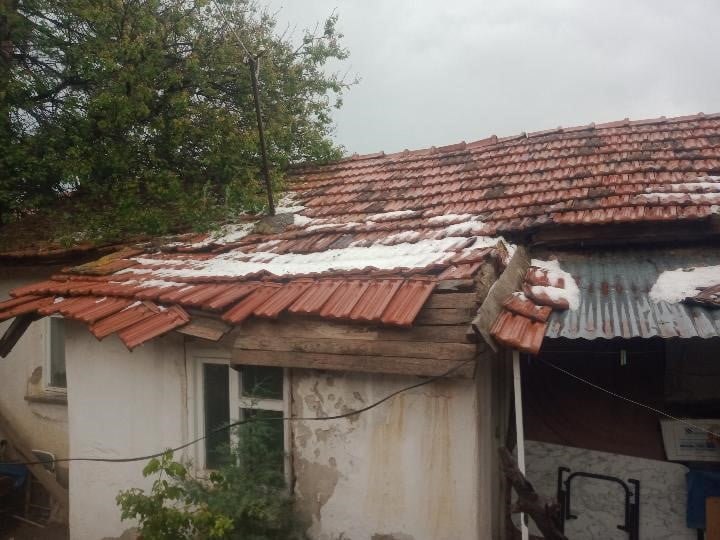 ESKİŞEHİR'İN ÇİFTELER İLÇESİNDE AŞIRI SAĞANAK YAĞIŞ SONUCUNDA MÜSTAKİL BİR EVİN ÇATISINDA ZARAR...